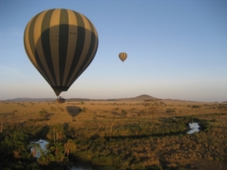 „Eine Ballonfahrt über der Serengeti und danach auch noch ein Sektfrühstück im Stil von „Out of Africa“, mit historisch kostümierten Kellern und Tafelsilber an einem gedeckten Tisch unter einer Riesenakazie. Oja, das machte alles Spaß, auch wenn’s dem idealkorrekten Verhalten eines Reisenden nicht entsprach...“ (S.124)