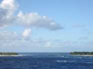 auf die Einfahrt ins Rangiroa-Atoll. Linksrechts beginnt dann auch schon die bekannte Palmentapete. (180)