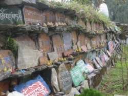 „Im Kloster Tashiding gibt es ein Areal mit vierzig oder fünfzig großen Stupas. An der umgebenden Mauer stehen reihenweise Manisteine mit Mantras und davor, dazwischen, überall – wie soll man sie nennen? Vielleicht Miniaturstupas? Und was bedeuten sie? Eine ganze Weile saß ich zwischen den Stupas und betrachtete die Miniaturstupas. Keineswegs kurz entschlossen ließ ich die drei kleinsten von ihnen verschwinden...“ (S.229)