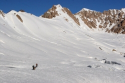 „Rückblickend muß ich mir eingestehen, daß meine Trekkingtouren besser organisiert waren als alles, was ich in der Fremde auf eigene Faust unternahm, und daß sie, abgesehen von Erics und meiner Gletscherquerung im Pamir, nur wohltemperierte Abenteuer boten. Ein Vergnügen waren sie sicher nicht, und großartig bestenfalls im Rückblick, wenn alles überstanden war...“ (S.240)