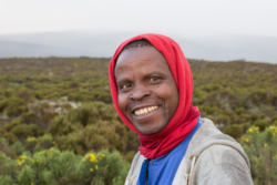 »Es war die lautloseste und längste und kälteste Nacht meines Lebens. Als gegen sechs Uhr morgens der Reißverschluß meines Zeltes aufgerissen wurde und Samson den Kopf hereinsteckte, wollte ich gar nicht glauben, daß alles überstanden sein sollte. Samson reichte mir einen Becher heißen Tee, und bevor er den Reißverschluß wieder hinter sich zuzog, sagte er halblaut:
›Now you are mountain king, sir.‹« (S. 23)