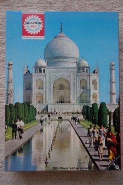 „Unzählige Male reiste ich zum Tadsch Mahal. Anfangs am Tag, bald auch des Nachts, ich stand nach dem Zubettgehen einfach wieder auf und puzzelte weiter. Genausooft fuhr ich in diesen Nächten nach Paris und New York, doch das waren für mich nur Zwischenstationen. Immer schüttete ich alle drei Puzzles auf dem Teppichboden zusammen, das ergab einen Haufen von 1500 Teilen ...“