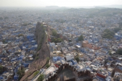 „Jodhpur, die blaue Stadt am Rand der Wüste Thar – sie ist wahrhaftig blau, soweit das Auge reicht. Darüber ein Himmel, der von aufgewirbeltem Sand und Staub so eingetrübt ist, daß er bereits die Außenbezirke verschluckt, die angrenzenden Bergzüge als Schemen entrückt. Gleich daneben beginnt das Reich der Fata Morgana ...“