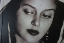 „Es ist die zweite der ‚drei schönsten Frauen Indiens’, die Sanjay bereits erwähnt hat. Jetzt kündigt er an, ich würde das gleiche Foto morgen im Palast von Jaipur sehen – sie sei die Lieblingsfrau des Majaradschas von Jaipur gewesen. Und bis heute in Indien berühmt.
‚Die Vogue hat sie unter die zehn schönsten Frauen der Welt gewählt. Sie konnte sehr gut reiten und schießen, im indischen Parlament gesessen ist sie später auch.’“