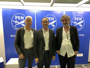 Am Stand von PEN Deutschland auf der Frankfurter Buchmesse, 16. Oktober 2025, mit Burhan Sömnez (PEN International) und Deniz Yücel (PEN Berlin)