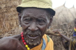 „‚Kann er Regen machen?’ fragte Trattner.
‚Oh!’ bekundete Otto, ‚Und ob er das kann!’
‚Kann er den Vogelflug deuten?’
Otto war ein wenig pikiert über die Nachfrage. Wenn Trattner darauf hinauswolle, ob er die Zukunft vorhersagen könne: Dazu lese er die Eingeweide der Schlachttiere.
Na also, dachte Trattner, noch nicht mal ein ordentlicher Regenmacher. Bargudu würde ihn glatt an die Wand zaubern.“