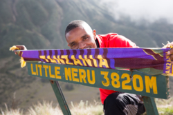 »Wenn ich jetzt das Foto betrachte, das sie für mich geschossen hat, fallen mir die traurigen Augen von John auf, gerade weil er sich sehr zu lächeln mühte.« (S. 80)