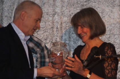 © Sankt Michaelsbund
http://www.muenchner-kirchenradio.de/literatur/literatur/article/der-lyrikwettbewerb-um-den-hochstadter-stier.html
Die Gewinnerin des Hochstadter Stier IV, Edith Ruthmann, Weßling/Hochstadt, 28/1/12