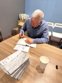 Schriftzeichenkopieren alias Signieren im Verlag Weidu/Unread, Peking, 15.12.2025