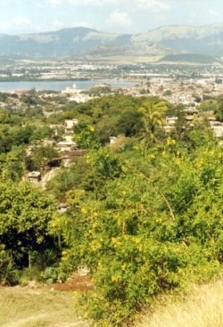"Flott ging's dahin, auf Schotterpisten mit fallgrubenartigen Schlaglöchern, linkerhand das Meer, rechterhand, nah und steil, der Gebirgszug der Sierra Maestra. Nur vorübergehend wurde die gute Laune durch eine überraschend querende Ziege getrübt ..."