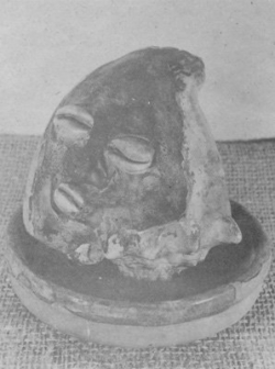 "In der andern Schale, faustgroß geballte Kraft, ein Zementklumpen mit einbetonierten Muschelaugen, einbetoniertem Muschelmund, unheimlich geradeaus blickend, es war auf den ersten Blick klar, dass mit ihm nicht zu spaßen war: Elegguá, dem ersten Krieger ..."