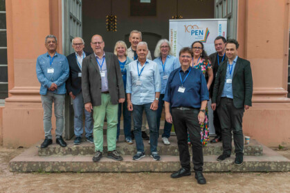 Das neu gewählte Präsidium des PEN Deutschland, Darmstadt, 27. Juni 2025, v.l.n.r.: Najem Wali, Christoph Lindenmeyer, Uli Rothfuss, Astrid Vehstedt, Benedikt Dyrlich, MP, Kathrin Aehnlich, Michael Landgraf, Simone Barrientos, Andreas Montag, Tobias Kiwitt