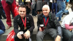 "Im Grunde ist die gesamte Straße, die am Marathontag für den Verkehr gesperrt wird, ein einziger Pub. In all dem Trubel kann man wunderbar miteinander schweigen. Und selbst wenn man nur einfach vor sich hinstarrt, ins Leere, so sitzt man doch inmitten eines Volksfests und feiert mit jedem mit, dem da lauthals von irgendwoher gratuliert wird: Well done, cheers!" (S.314)
Mit Seb in Whitehall, London, 21.4.2013