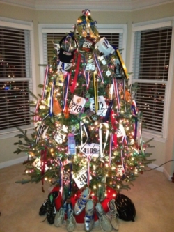 "Im Netz kursiert das Photo eines Christbaums, den der Vater dreier Läufersöhne ausschließlich mit deren Medaillen, Startnummern, Staffelstäben, Kappen und Trinkflaschen geschmückt hat, er postete dazu: 'This unique tree has the blood sweat and tears of my 3 sons.'“ (S.288)