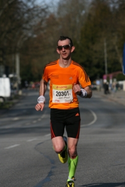 "JPs Erfahrung und Ausgeglichenheit verleihen ihm natürliche Autorität. Ganz abgesehen von der Tatsache, daß seine PB bei 2:28 steht. Schon hinter ihm herzulaufen motiviert enorm..." (S.83)
Jon-Paul Hendriksen, Hamburg-Marathon, 28.4.2013
http://www.jphtraining.com