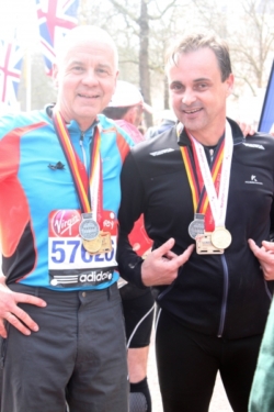 "Nüchtern betrachtet, ist die Medaille ein Stück Blech mit bunt bedrucktem Plastikband, made in Sonstwo, zigtausendfach geprägt für den heutigen Tag. Aber für den, der sie sich gerade mit letzter Kraft erlaufen hat..." (S.284)
Mit Seb im Zielbereich des London-Marathons
21.4.2013