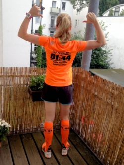 "Eine Art Ultratrophäe ist Ilkas oranges Tempomacher-Hemd vom Hella-Halbmarathon 2014. Es ist am Rücken mit riesiger '01:44' bedruckt, darunter etwas kleiner 'Hella Hamburg Paceteam'. Wer das liest, wenn er von ihr überholt wird, weiß sofort, warum (...)" (S.288)